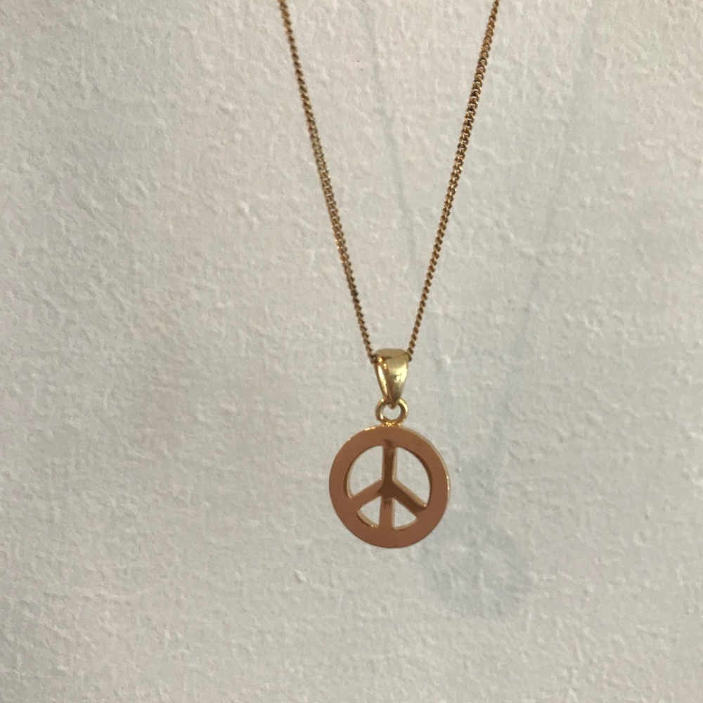 NWOT Meghan Bo Gold Toned Peace Sign Necklace